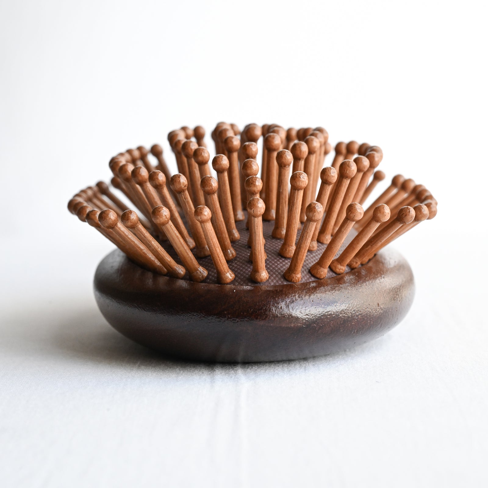 Sustainable bamboo tips designed for detangling and styling lift.